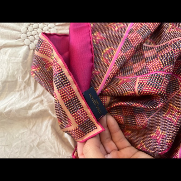 Authentic 100 % Silk Large Louis Vuitton Scarf - Picture 5 of 6